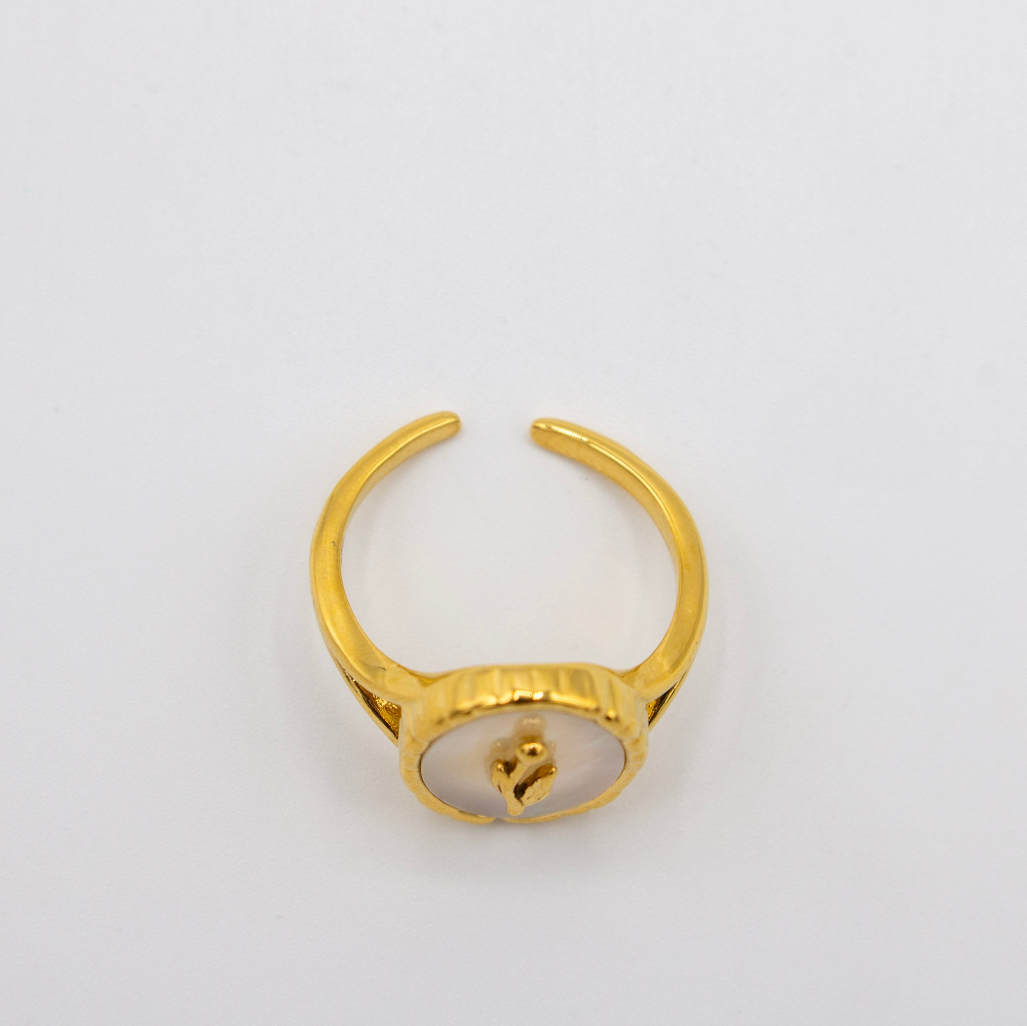 Set in Pearl Oval Shell Flower Ring