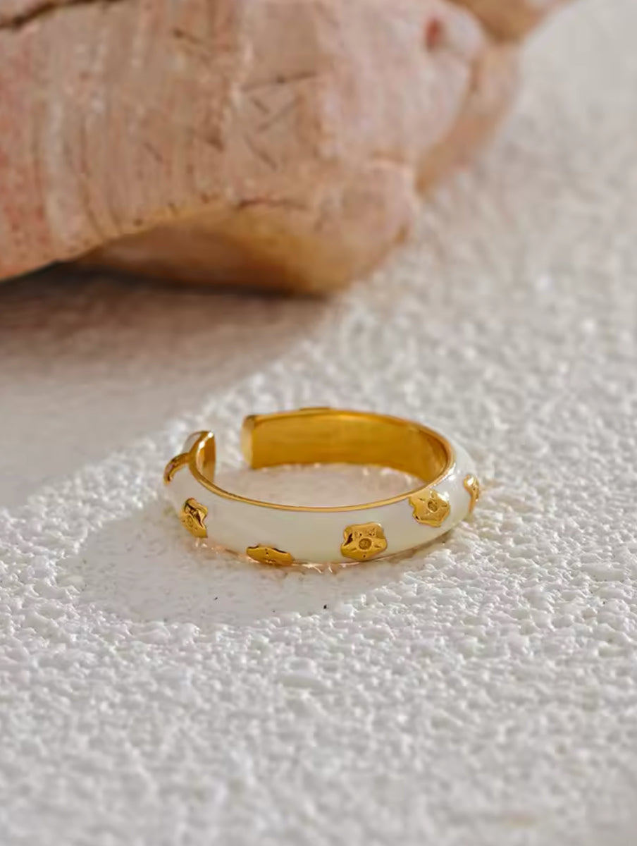 Size 7 Cream and Gold Flower Ring