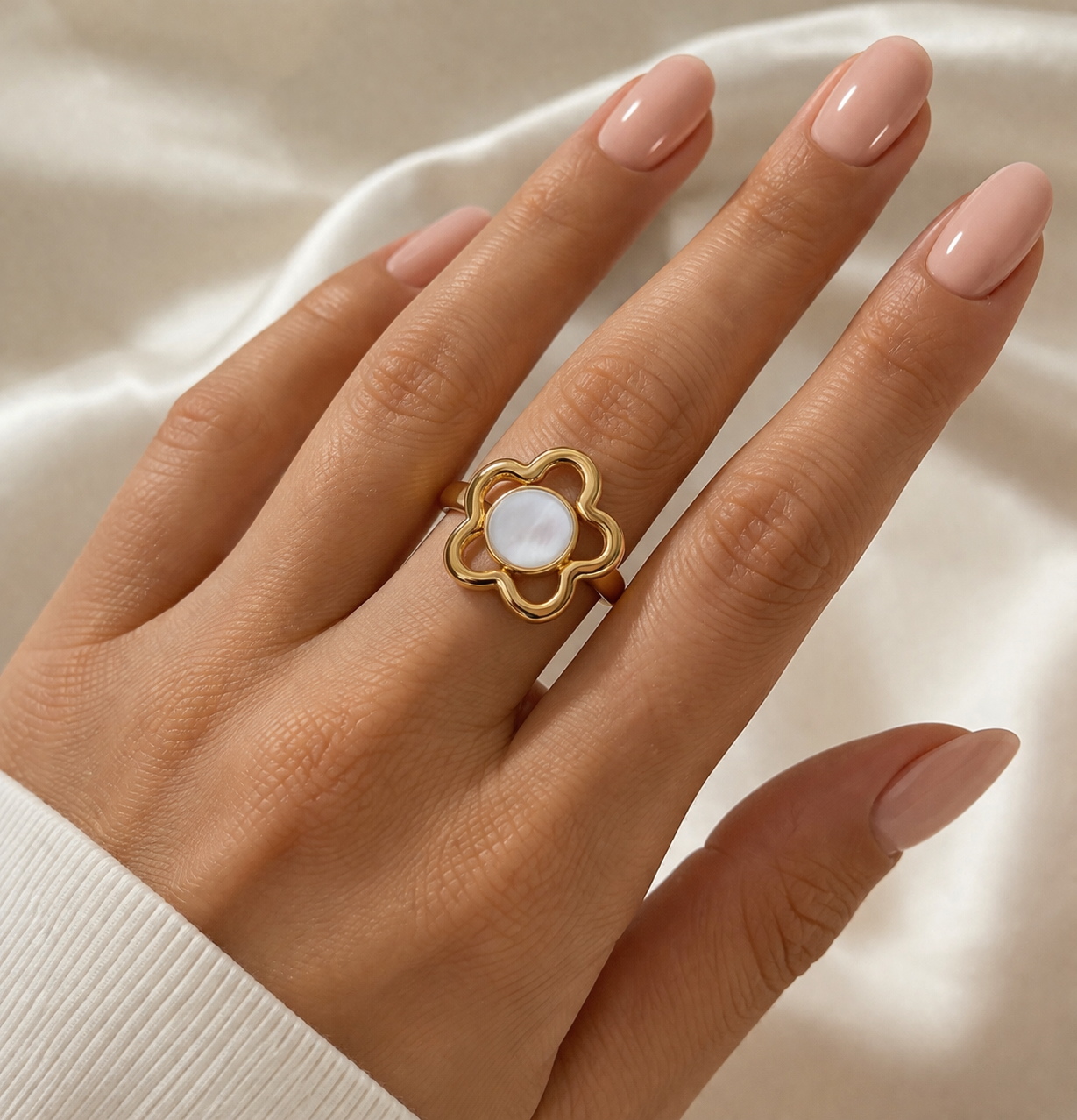 Gold ring with a central pearl