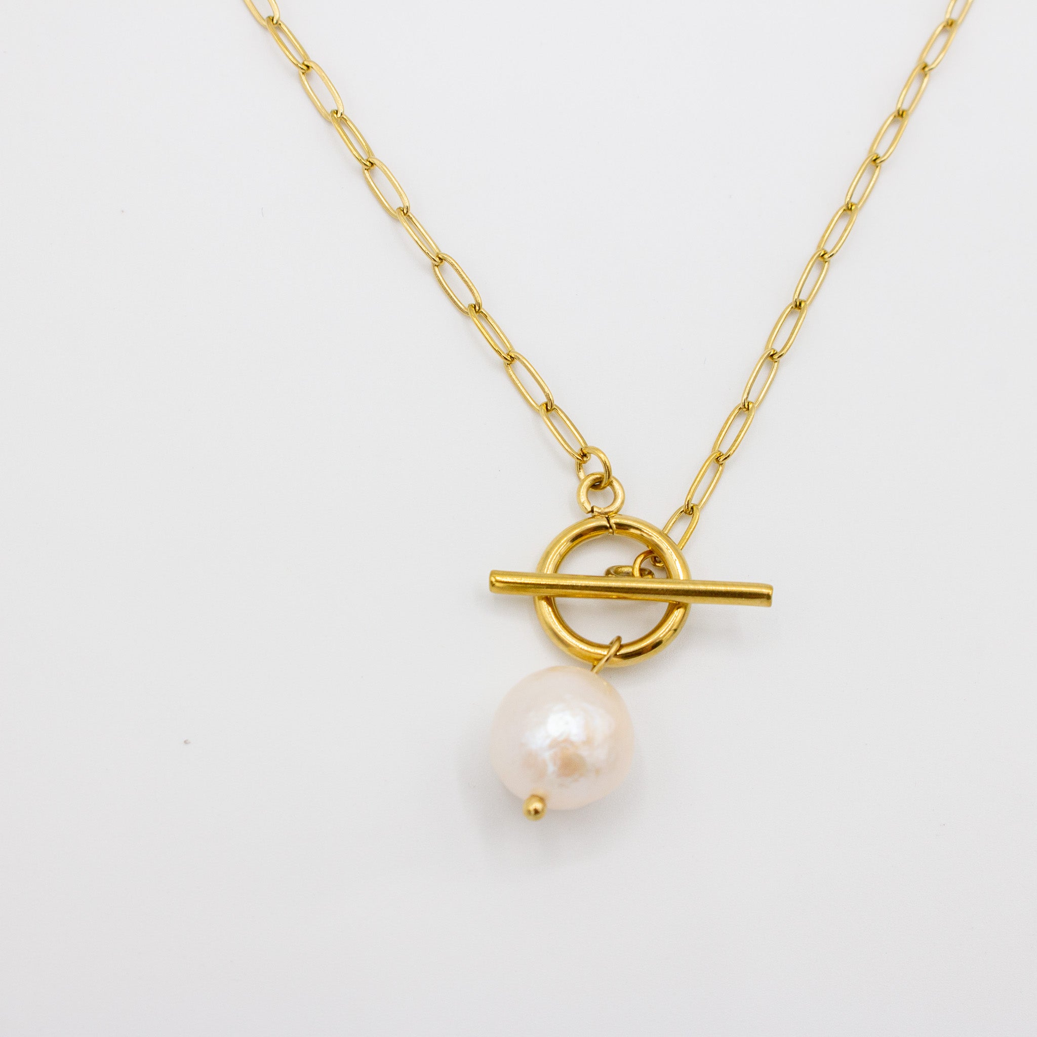 Drop necklace with pearl pendant