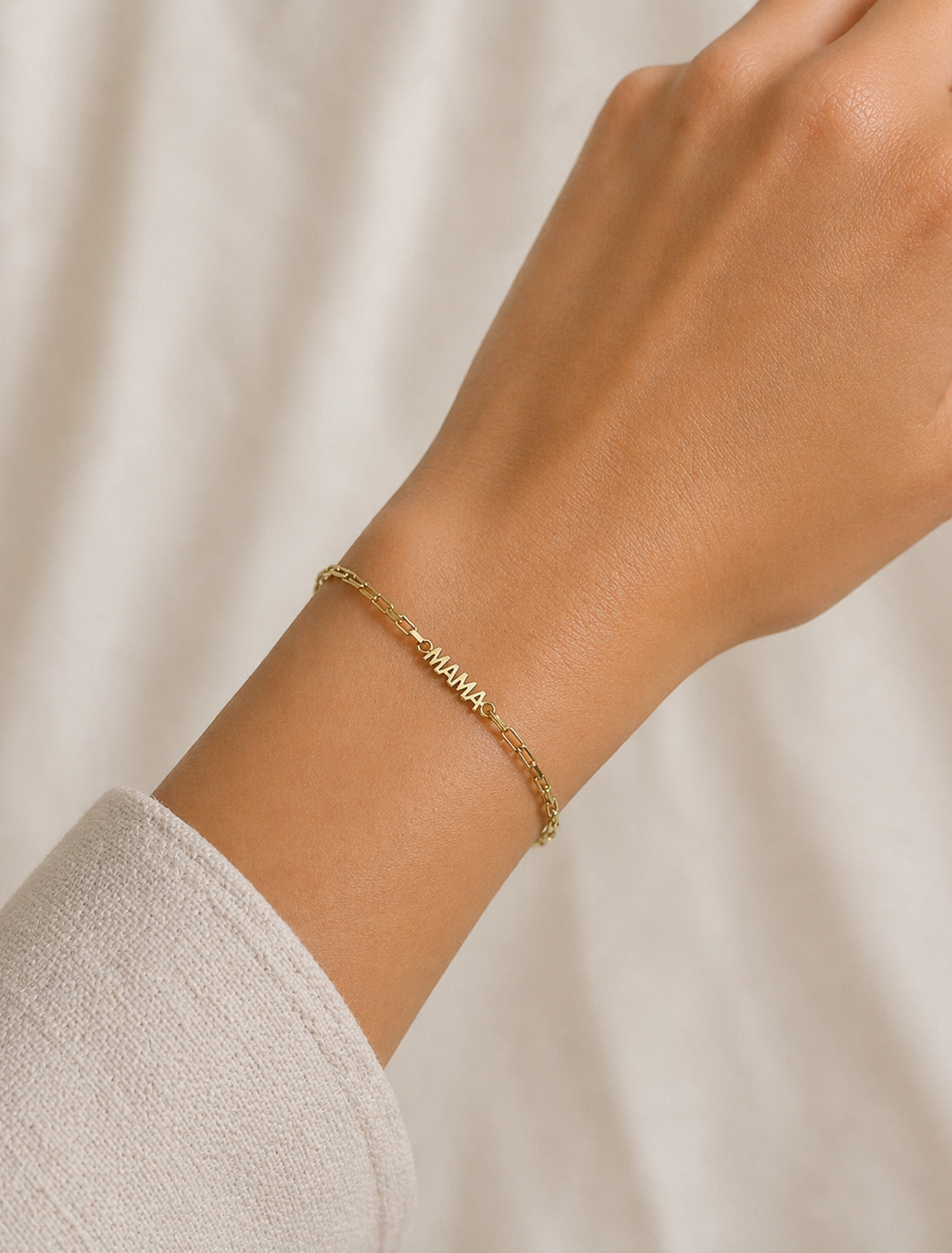 Gold bracelet with 'MAMA' 