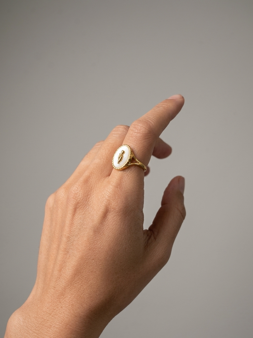 Lifestyle Gracefully gold ring with a Gold Rose or Tulip on oval pearl